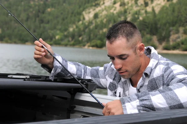 Pescador recebendo seu equipamento — Fotografia de Stock