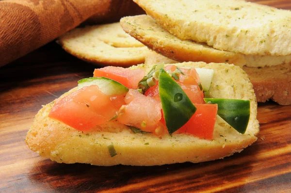 Italiensk toast toppad med bruschetta — Stockfoto