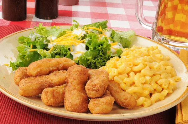 Tiras de frango empanadas com macarrão e queijo — Fotografia de Stock