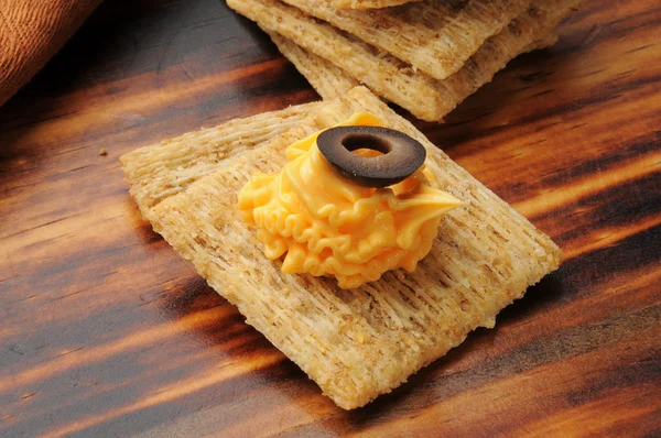 Crackers and cheese — Stock Photo, Image