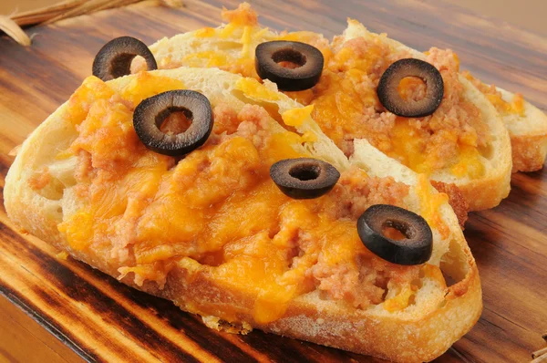 Aperitivos de jamón con queso derretido — Foto de Stock