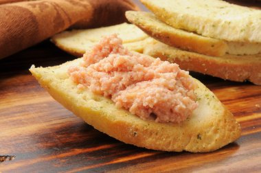 Baharatlı jambon İtalyan ekmek üzerinde