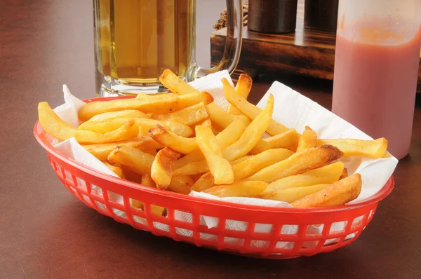 Pommes frites och öl — Stockfoto