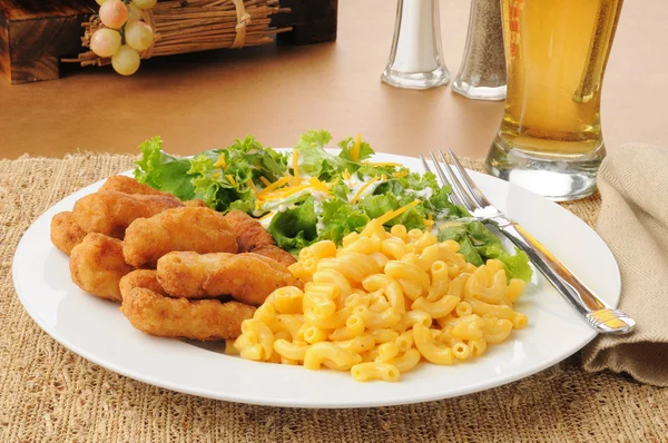 Chicken with macaroni and cheese — Stock Photo, Image