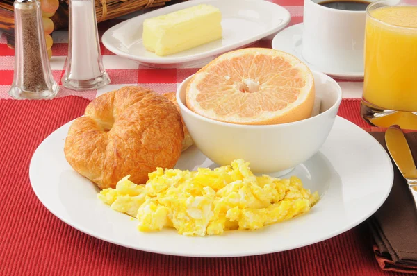 Scrambled eggs and grapefruit — Stock Photo, Image