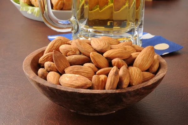 Cuenco de madera de almendras — Foto de Stock