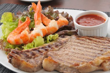 ızgara rib steak karides ile yakından