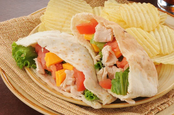 Pita-Sandwich mit Hühnersalat — Stockfoto