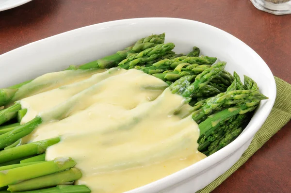Asparagus with hollandaise sauce — Stock Photo, Image