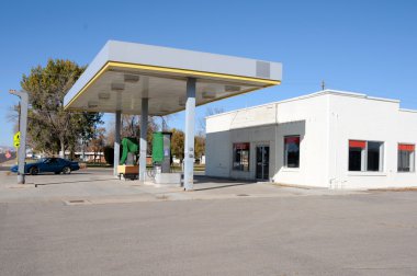 terk edilmiş bir benzin istasyonu