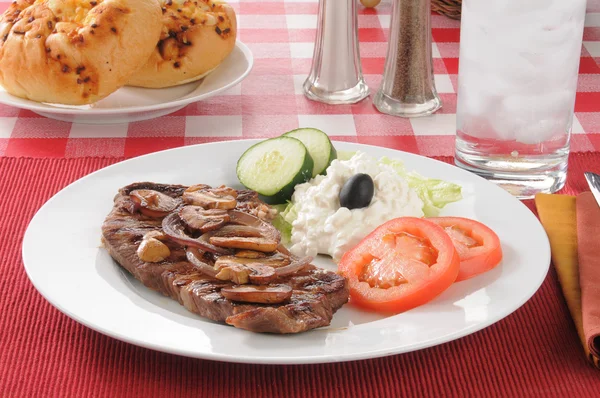 Filete con champiñones salteados y cebollas — Foto de Stock