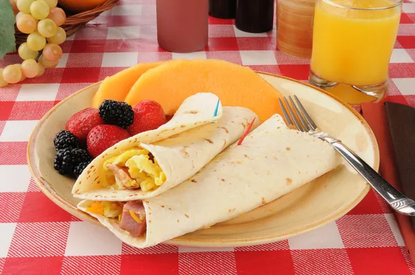 Burritos de pequeno-almoço com fruta — Fotografia de Stock