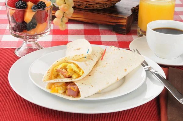 Ham and egg burritos with fruit cocktail — Stock Photo, Image