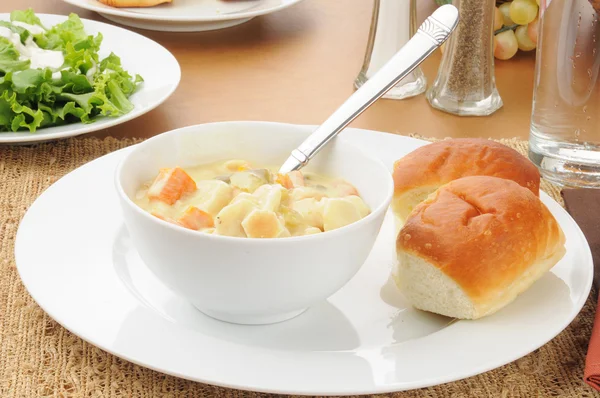 Sopa de bolinho de frango com salada — Fotografia de Stock