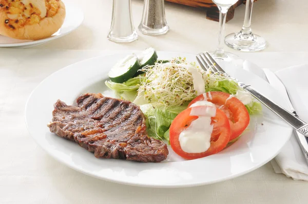 Steak és saláta — Stock Fotó