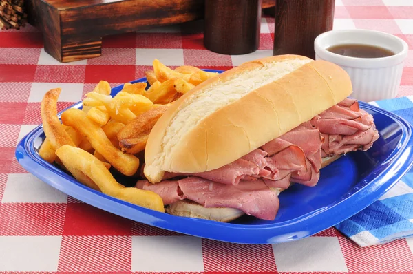 Roast beef snadwich on a picnic table — Stock Photo, Image