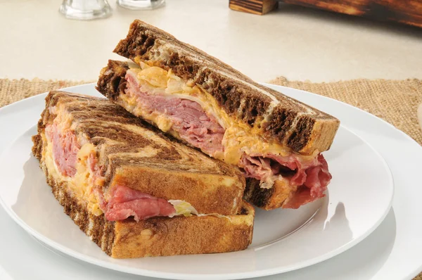 Reuben-szendvics márványos rozs kenyér — Stock Fotó
