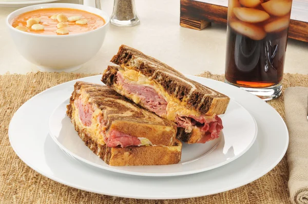 Сэндвич с рубином и томатным супом — стоковое фото