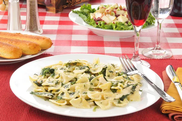 Chicken Florentine and Farfalle — Stock Photo, Image