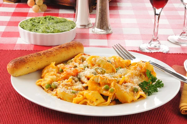 Tortellini, parmezán sajttal — Stock Fotó
