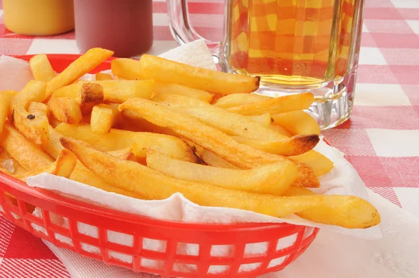 Franse frietjes en bier — Stockfoto