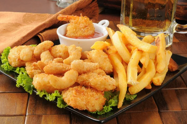 Camarones, patatas fritas y cerveza — Foto de Stock