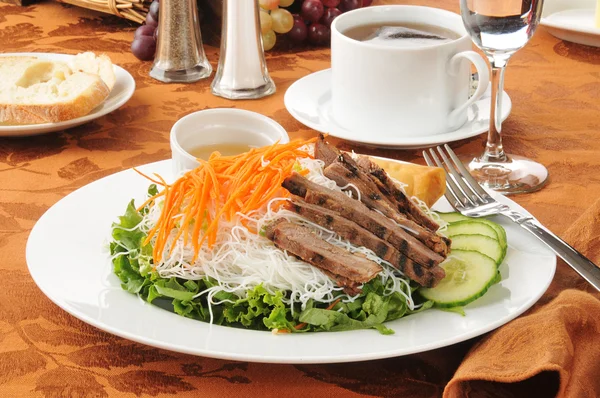 Вьетнамский салат из говядины — стоковое фото