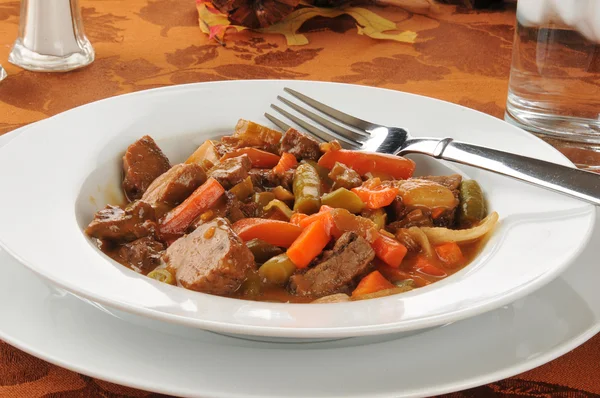 Schüssel mit Rindfleisch Topf Braten — Stockfoto