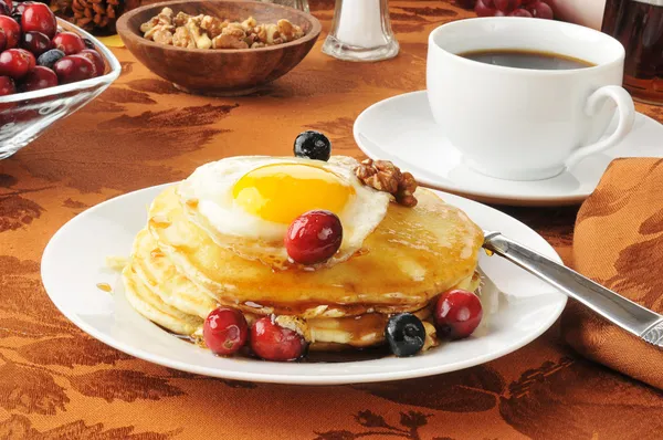 Pannkakor med ett ägg på toppen — Stockfoto