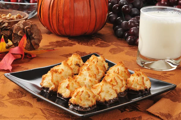 Coconut macaroons with milk — Stock Photo, Image