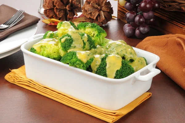 Broccoli with cheddar cheese sauce — Stock Photo, Image