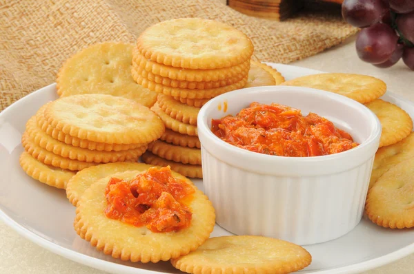 Galletas saladas y bruschetta — Foto de Stock