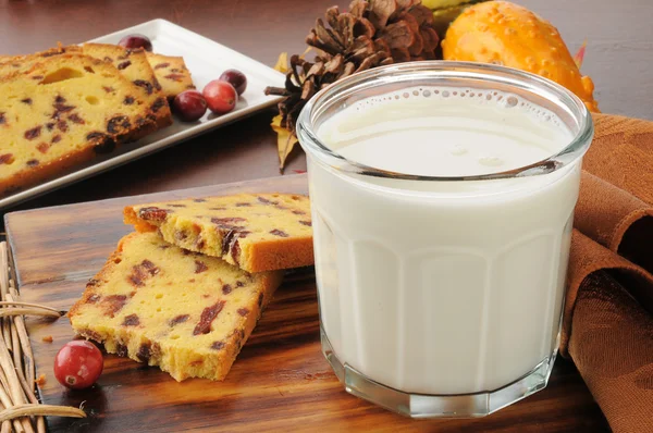 Milk and cranberry bread — Stock Photo, Image