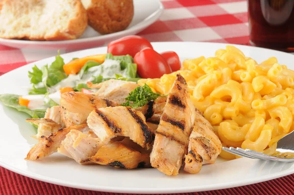 Frango grelhado com macarrão e queijo — Fotografia de Stock