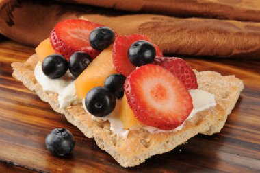 krem peynir ve susam gözleme üzerinde çilek