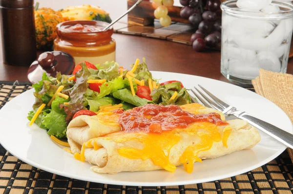 Chimichangas y ensalada — Foto de Stock