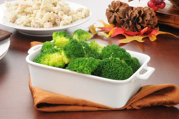 Brokoli yemek hizmet — Stok fotoğraf