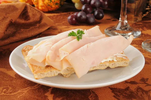 Gerookte ham en roomkaas op sesam toast — Stockfoto