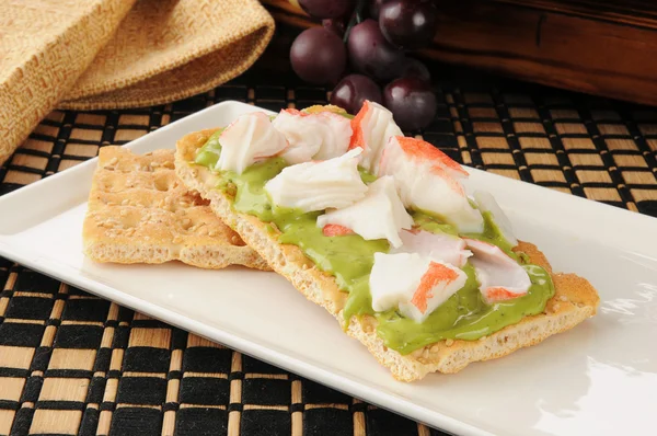 Yengeç ve crispbread üzerinde avokado — Stok fotoğraf