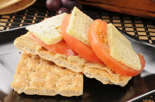 Hummus, tomato and cheese on flatbread — Stock Photo, Image