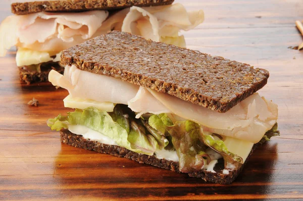 Dinde fumée et fromage suisse sur pumpernickel — Photo