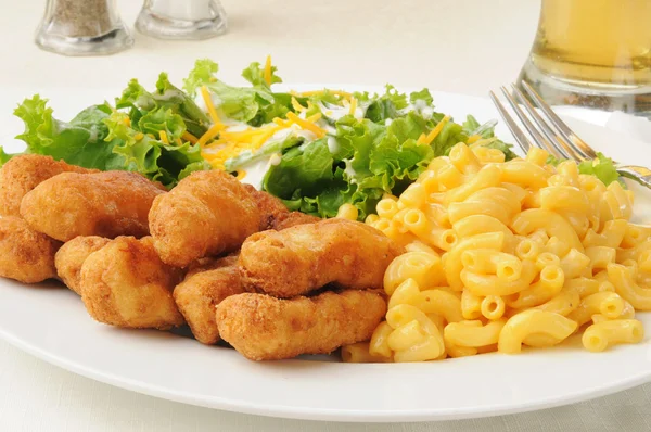 Breaded chicken with macaroni and cheese — Stock Photo, Image