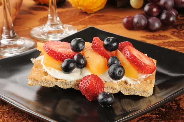 Berries and cream cheese on flatbread crackers — Stock Photo, Image