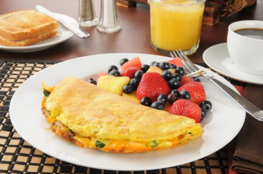 sebze ve meyveler ile kahvaltı omlet