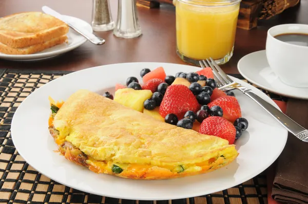 Ontbijt omelet met fruit en bessen — Stockfoto