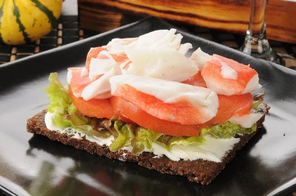 Krab en tomaat met roggebrood brood — Stockfoto