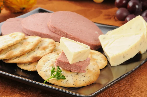 Braunschweiger, cheese and crackers — Stock Photo, Image