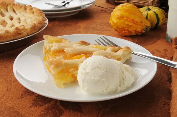 Tarta de durazno con helado —  Fotos de Stock