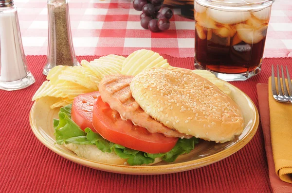 Healthy salmon burger with chips — Stock Photo, Image
