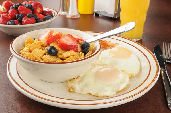 Bacon, eggs and cold cereal — Stock Photo, Image